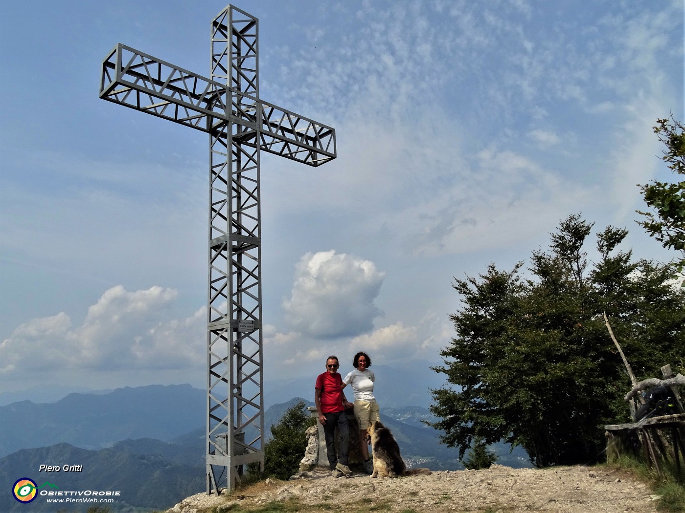 58 Alla croce di vetta del Monte Suchello (1541 m) ...e ci scatta una foto.JPG -                                